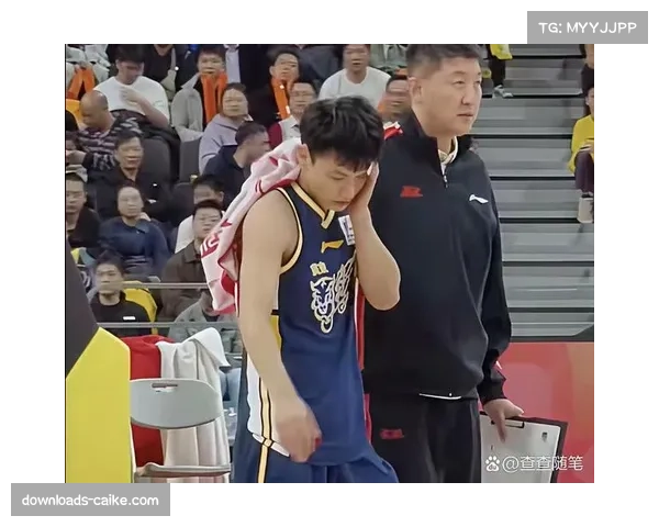 【2026年4月CBA联赛赛季攻防结构趋势·赛中·花絮镜头捕捉：郭士强暂停期间怒摔战术板，随后冷静布置最后一攻